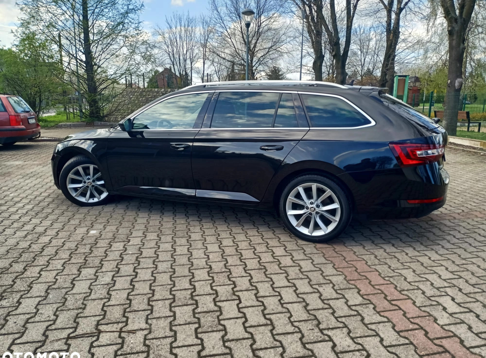 Skoda Superb cena 87900 przebieg: 190000, rok produkcji 2018 z Grybów małe 742